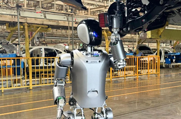 人形機器人“造車”初體驗 東風柳汽與優(yōu)必選簽署戰(zhàn)略合作協(xié)議，共啟智能制造新篇章